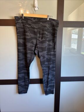 Athleta Elation Camo Print Black & Gray 7/8 Leggings size XL